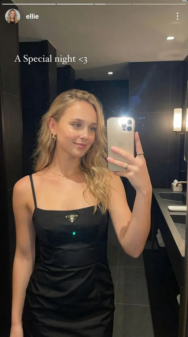 Elegant mirror-selfie for a Instagram Story: example 1